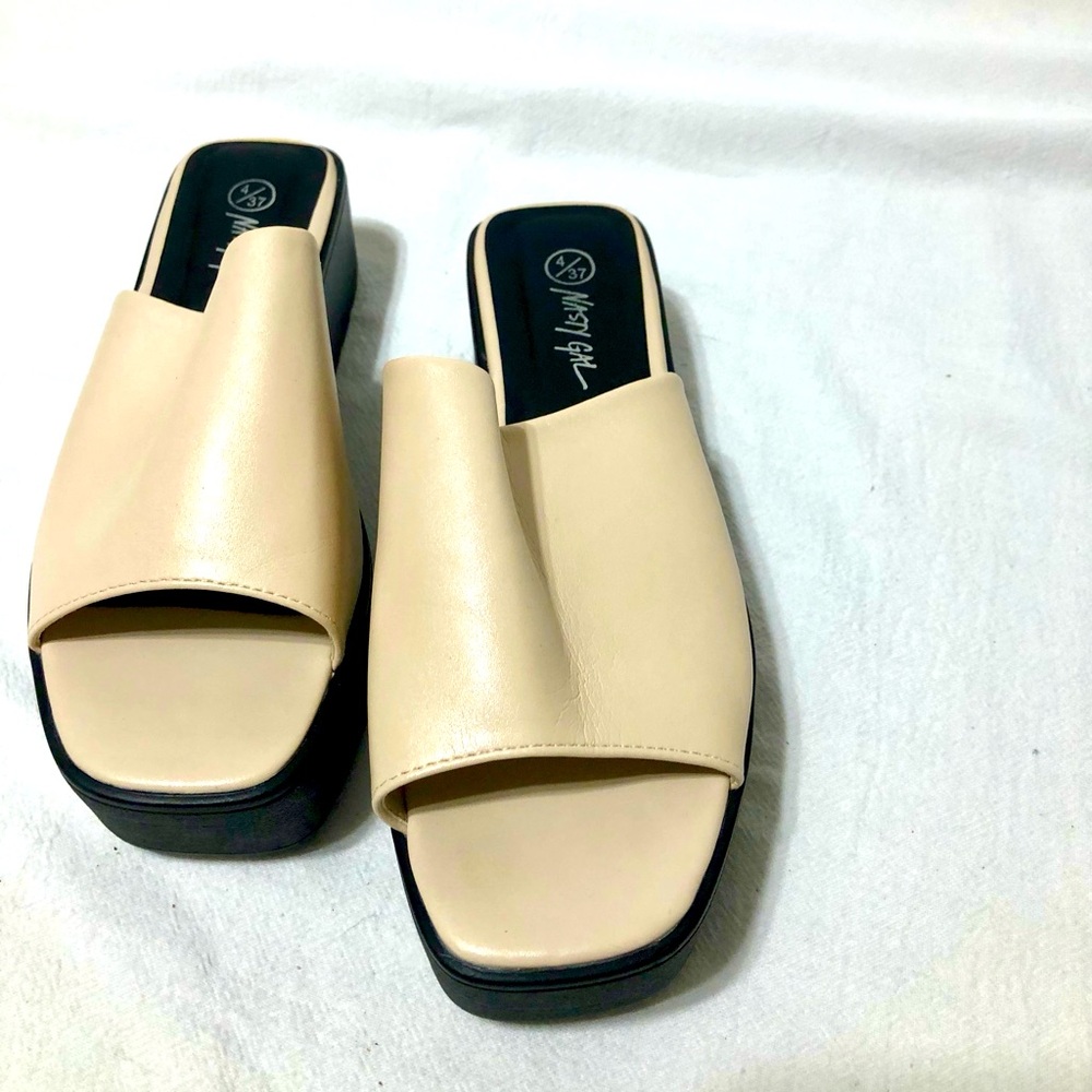NWOT Nasty Gal Platform 90’s style Cream Sandals Size 6.5